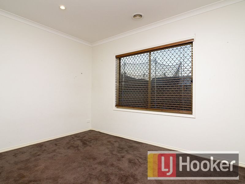 8 Nurture Avenue, Cranbourne North VIC 3977