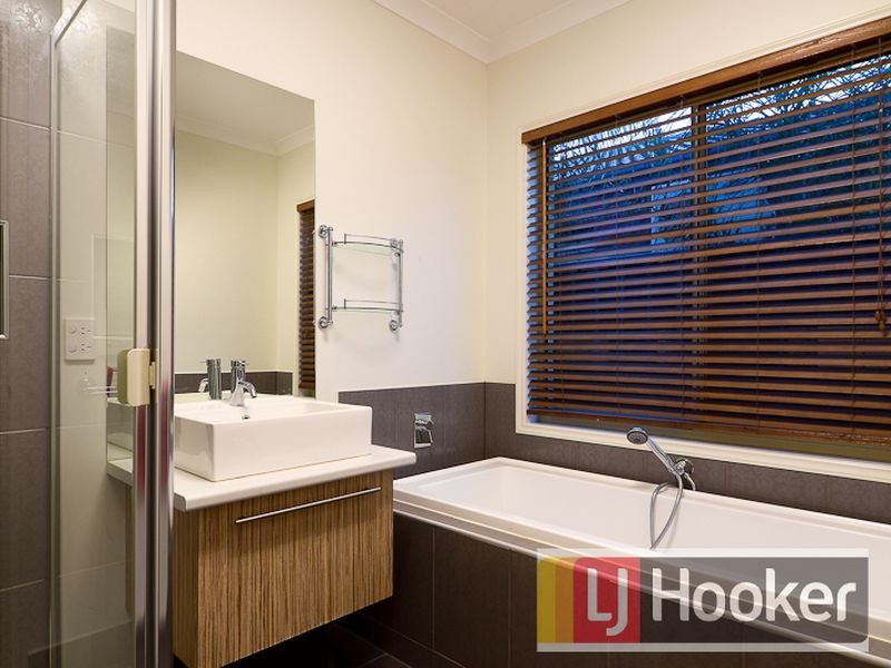 8 Nurture Avenue, Cranbourne North VIC 3977