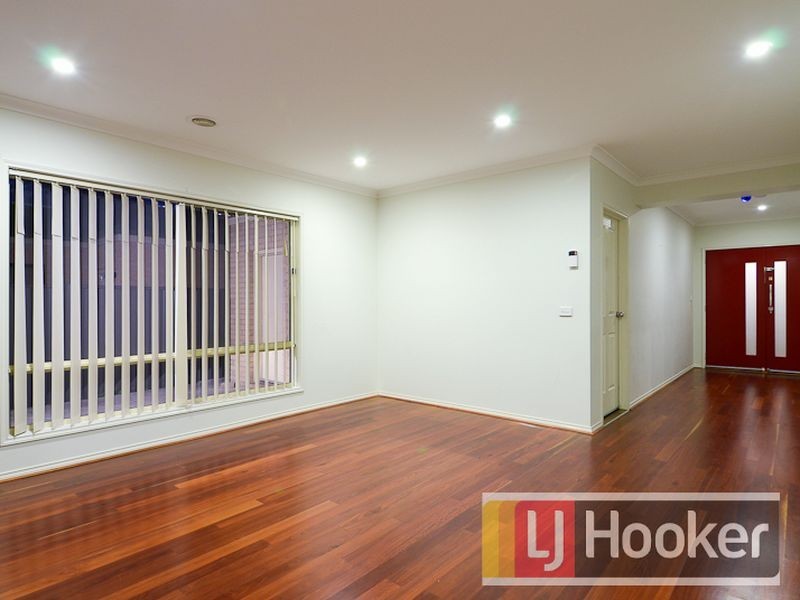 8 Nurture Avenue, Cranbourne North VIC 3977