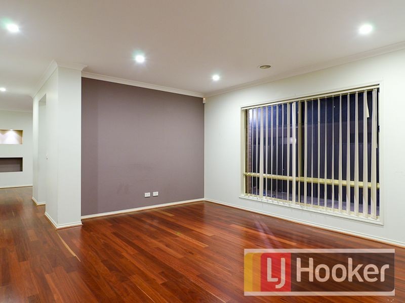 8 Nurture Avenue, Cranbourne North VIC 3977