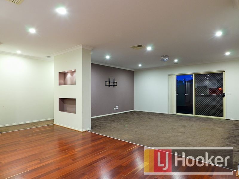 8 Nurture Avenue, Cranbourne North VIC 3977