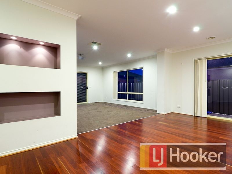 8 Nurture Avenue, Cranbourne North VIC 3977