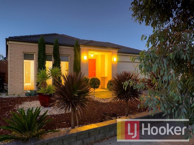 8 Nurture Avenue, Cranbourne North VIC 3977