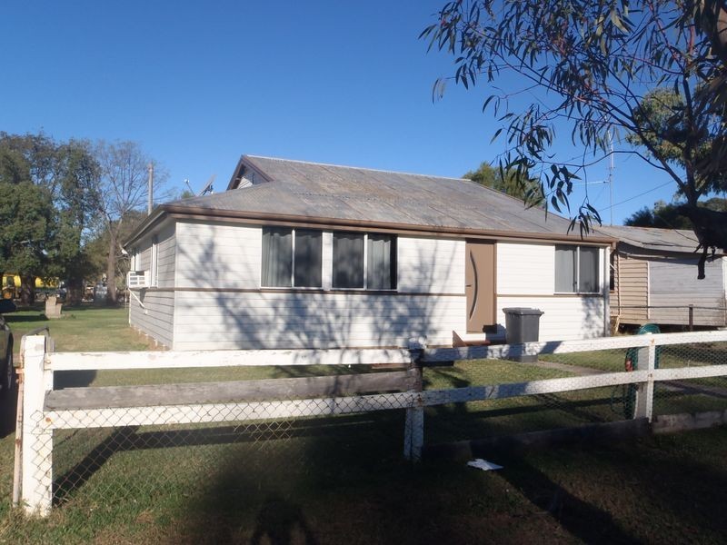 8 Creek Street, Yuleba QLD 4427