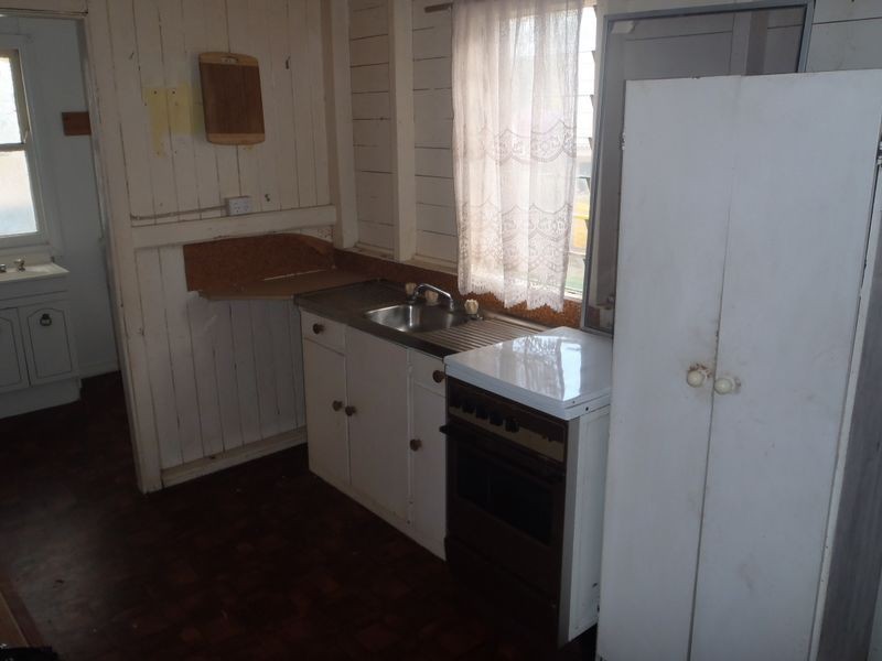 24 Stephenson Street, Yuleba QLD 4427