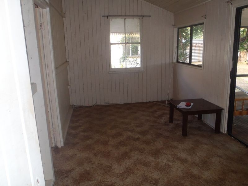 24 Stephenson Street, Yuleba QLD 4427