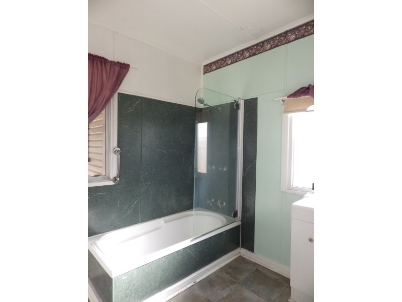 2 Lovell Street, Roma QLD 4455