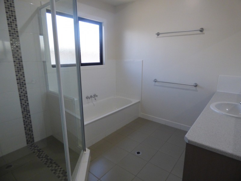 6 Lockyer Crescent, Roma QLD 4455