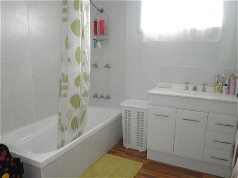 35 Swans Road, Wallumbilla QLD 4428