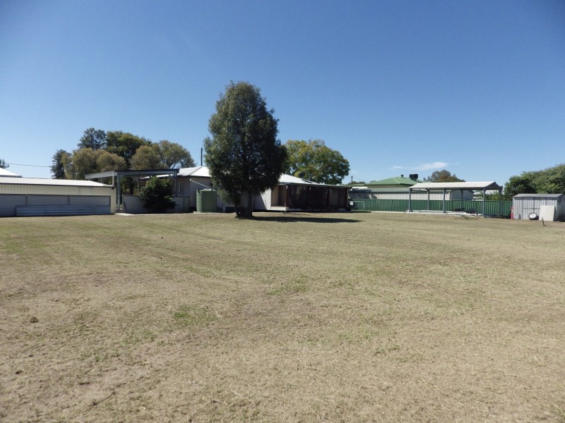 92 Robert Street, Surat QLD 4417