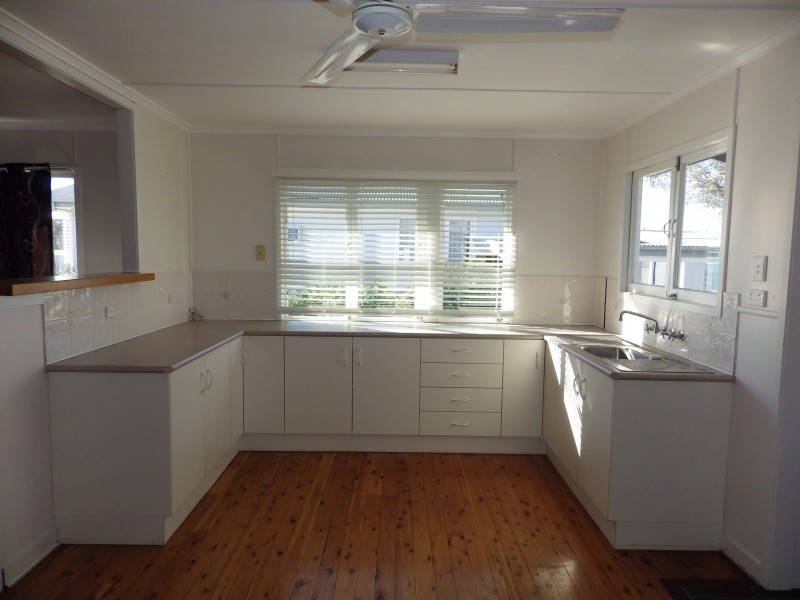128 Currey Street, Roma QLD 4455