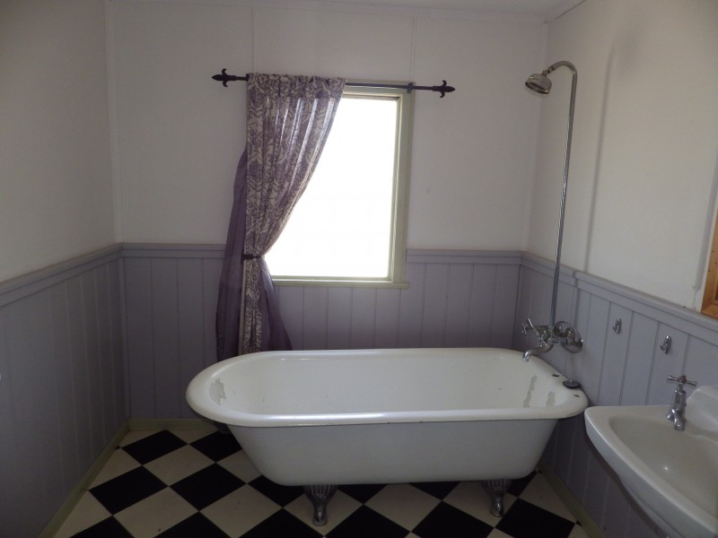 28 Feather Street, Roma QLD 4455