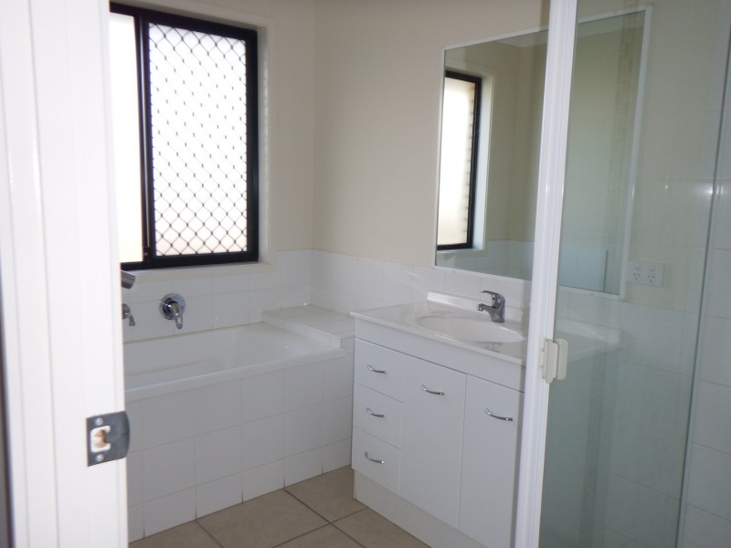 13 Lockyer Crescent, Roma QLD 4455