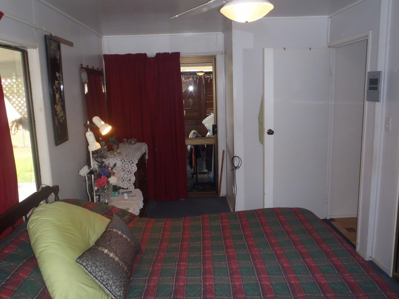 8 Railway Parade, Injune QLD 4454