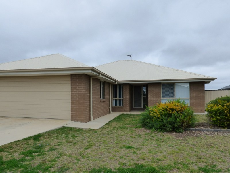 11 Lockyer Crescent, Roma QLD 4455