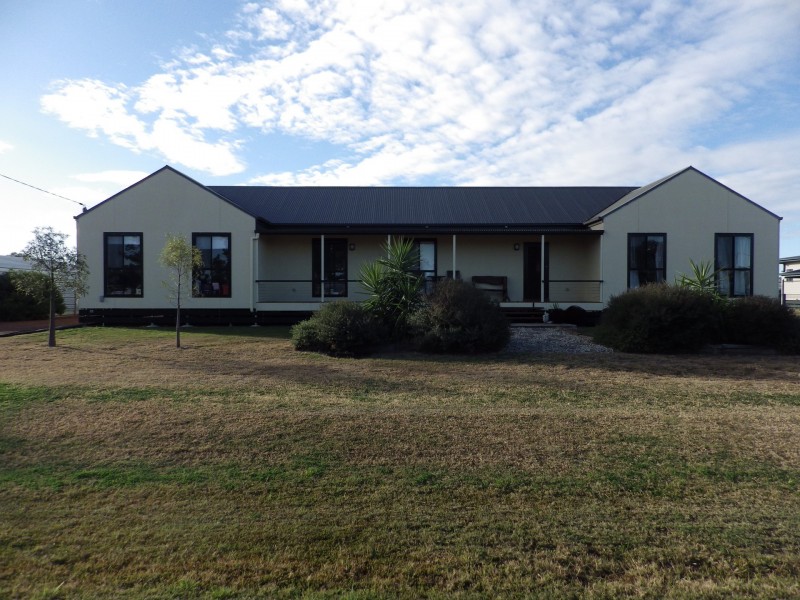 15 Russell Street, Wallumbilla QLD 4428