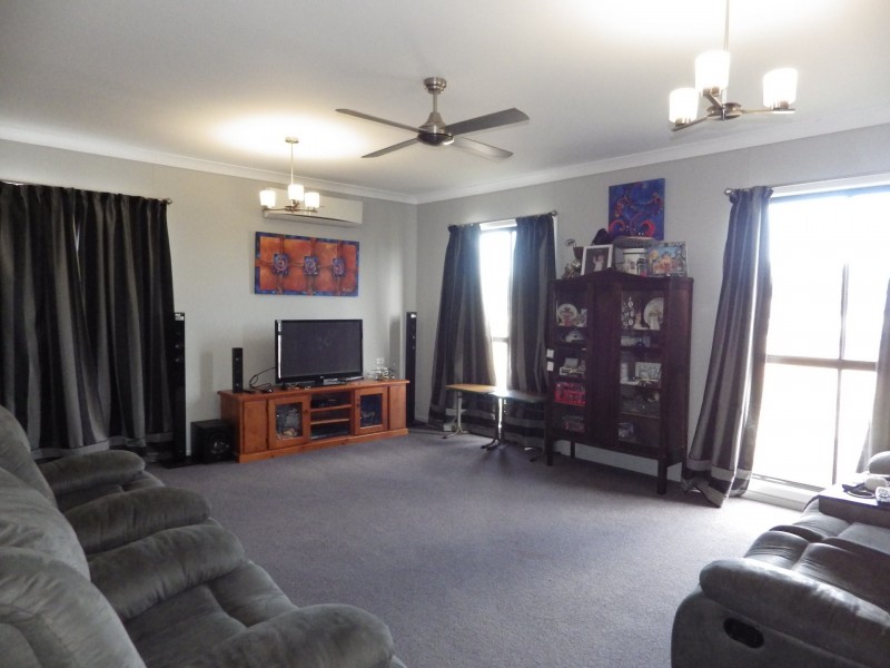 15 Russell Street, Wallumbilla QLD 4428