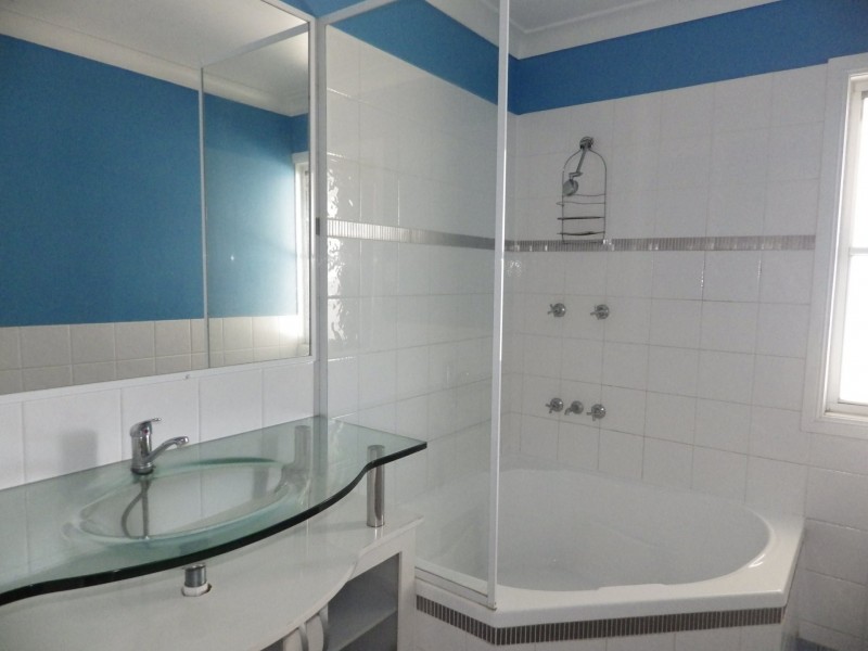 49 Raglan Street, Roma QLD 4455