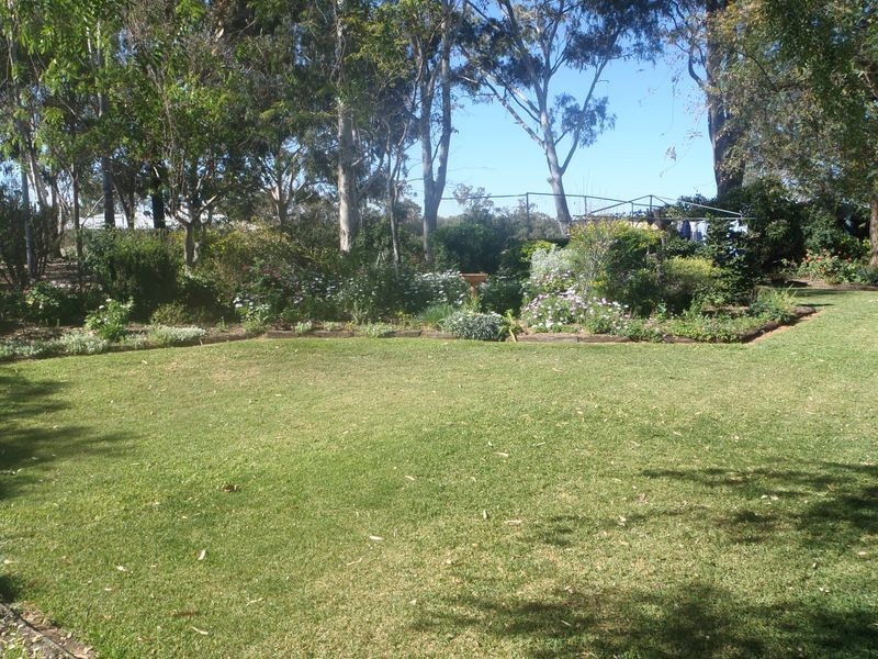 100 Edwardes Street, Roma QLD 4455