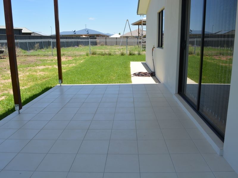 17 Beetson Drive, Roma QLD 4455