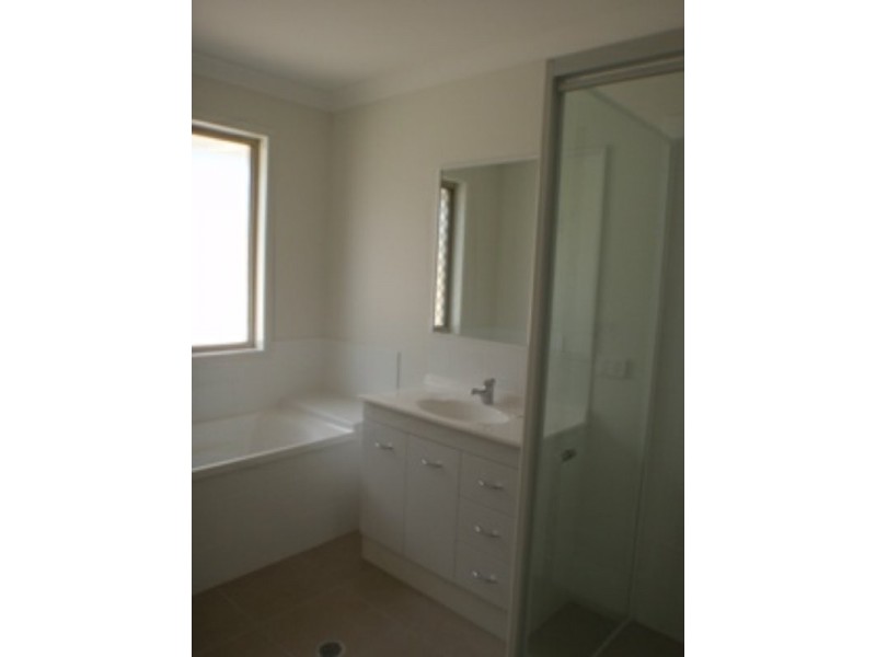 11 Lockyer Crescent, Roma QLD 4455