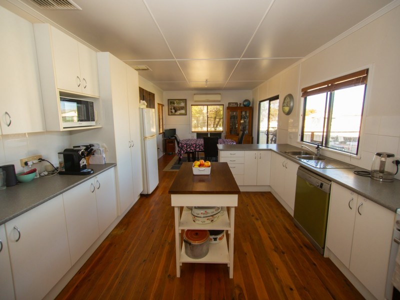 14 Saunders Street, Roma QLD 4455