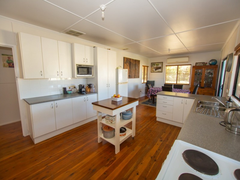 14 Saunders Street, Roma QLD 4455