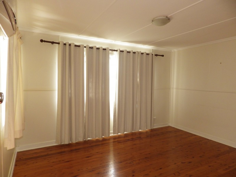 128 Currey Street, Roma QLD 4455