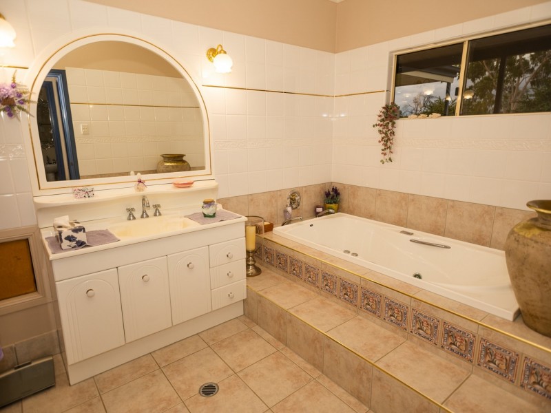 914 Carnarvon Highway, Roma QLD 4455