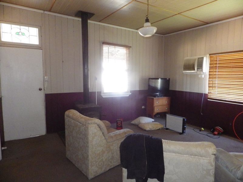 17 Creek Street, Yuleba QLD 4427