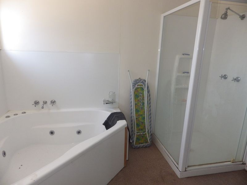 17 Creek Street, Yuleba QLD 4427