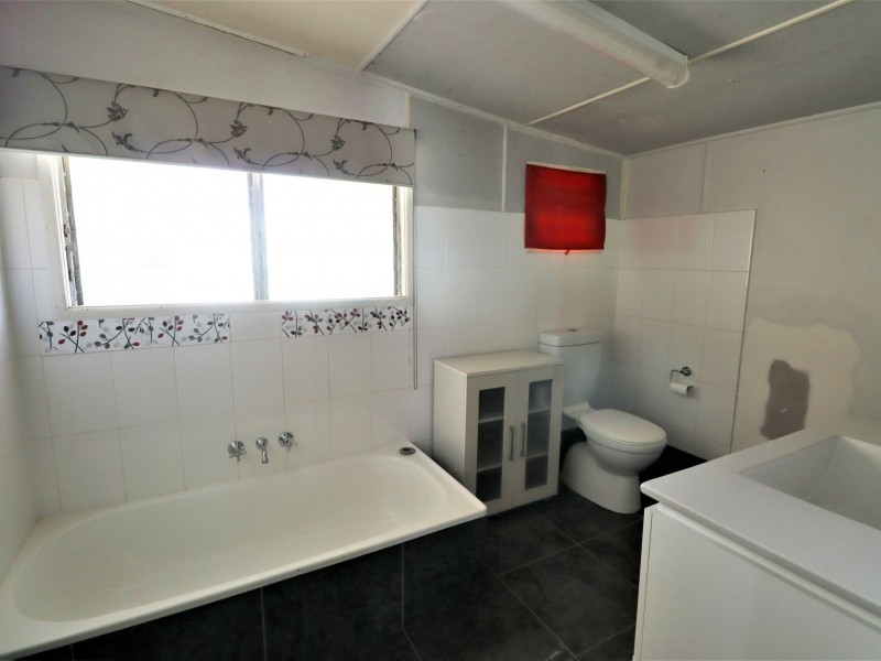 42 Annandale Street, Injune QLD 4454