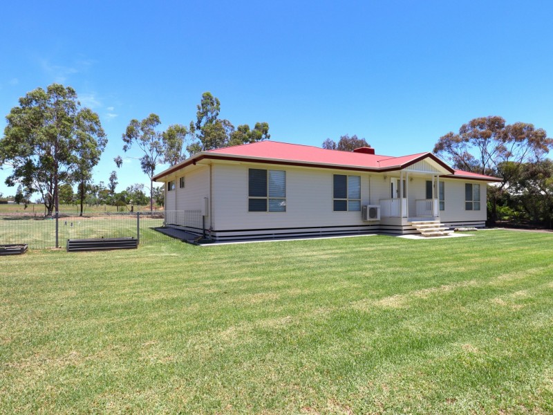 8 Baker Finch Crescent, Roma QLD 4455