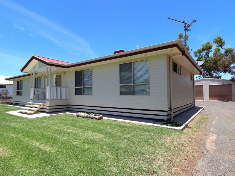 8 Baker Finch Crescent, Roma QLD 4455