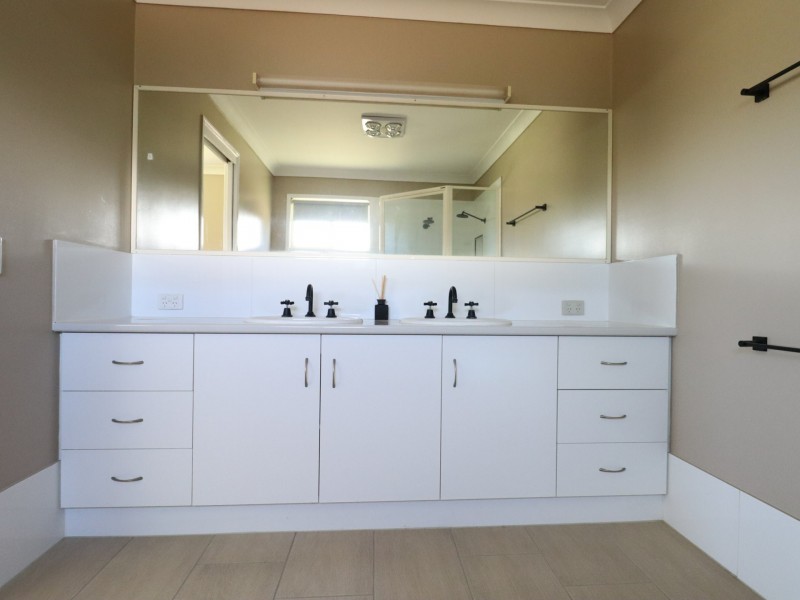 8 Baker Finch Crescent, Roma QLD 4455