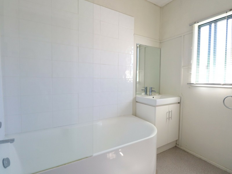 1 & 2/18 Saunders Street, Roma QLD 4455