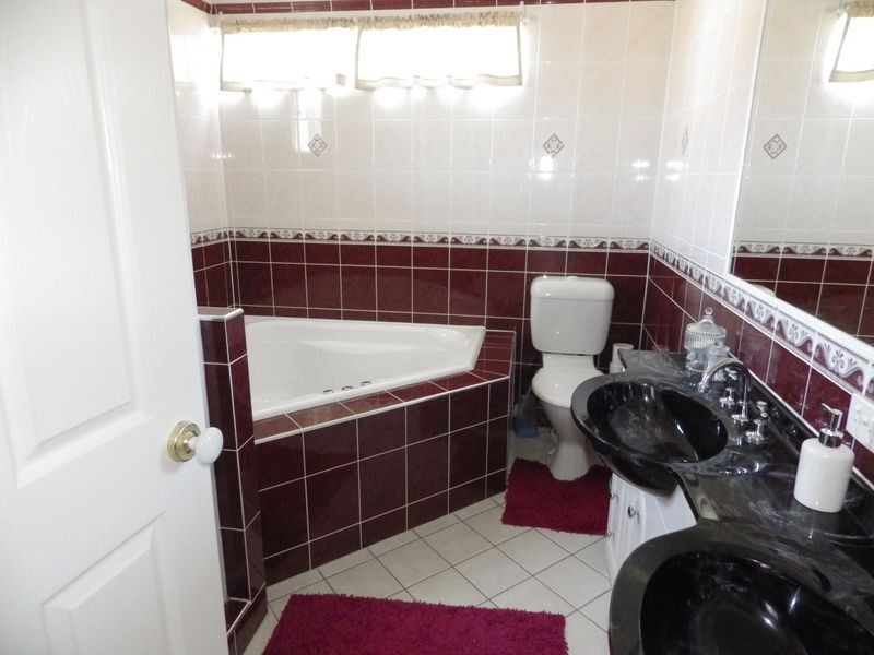 14 Baker Finch Cres, Roma QLD 4455