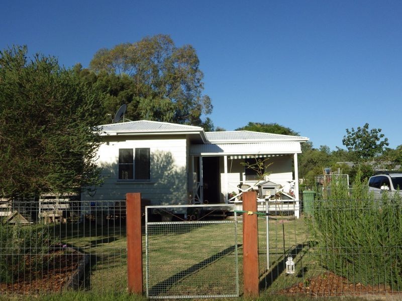 8 Gregory Street, Roma QLD 4455