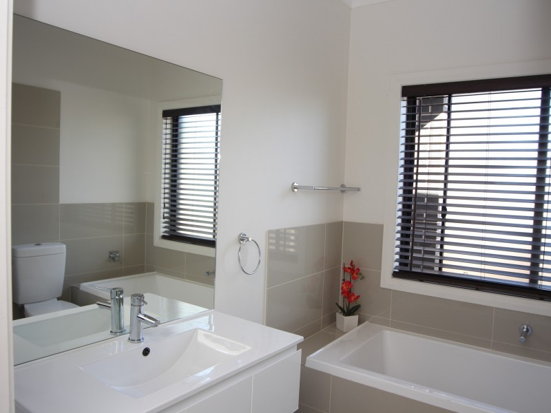 33 Woodroffe Street, Minto NSW 2566