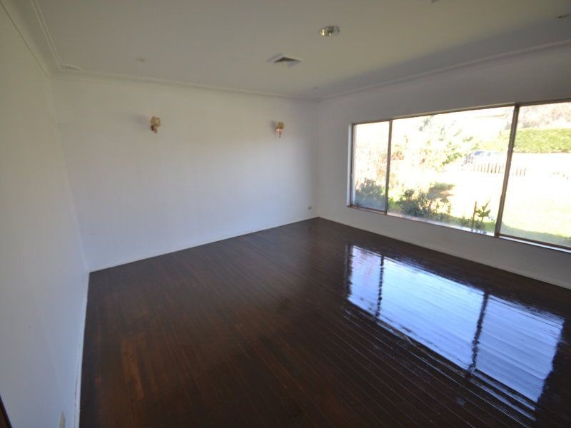 4 Blenheim Pl, Glenfield NSW 2167