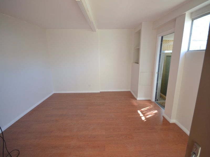 4 Blenheim Pl, Glenfield NSW 2167