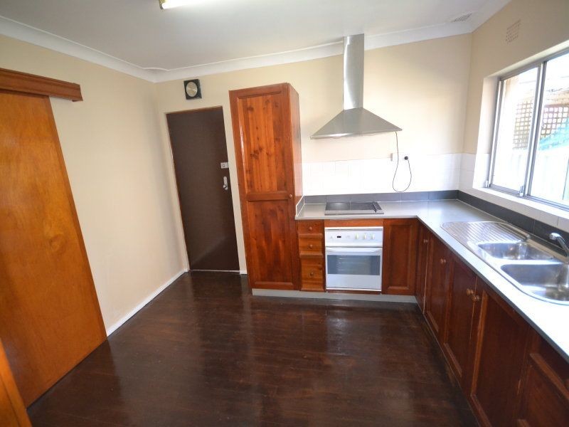 4 Blenheim Pl, Glenfield NSW 2167