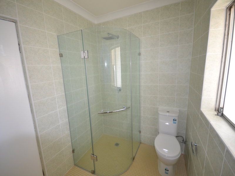 4 Blenheim Pl, Glenfield NSW 2167