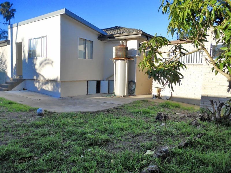 4 Blenheim Pl, Glenfield NSW 2167