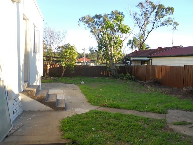 4 Blenheim Pl, Glenfield NSW 2167