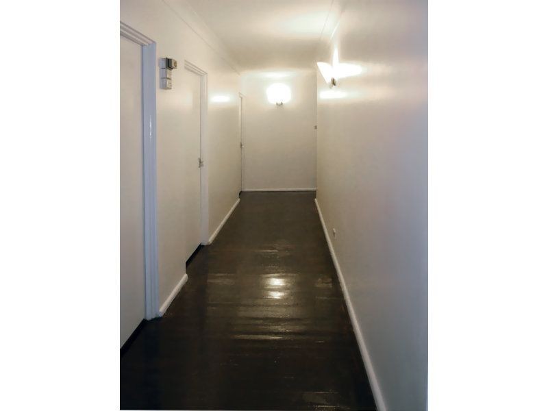 4 Blenheim Pl, Glenfield NSW 2167