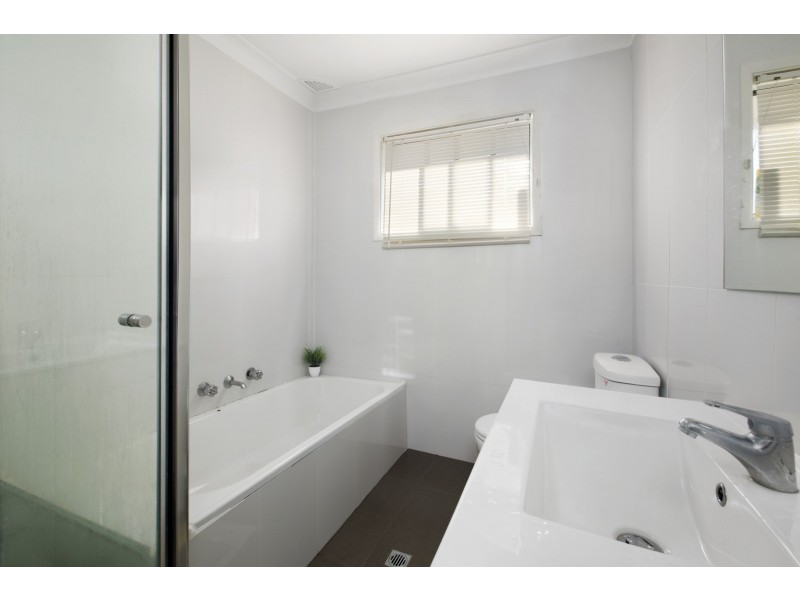 11/4 Dotterel Place, Ingleburn NSW 2565