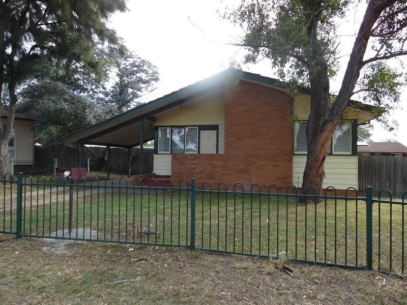 7 Hawthorne Pl, Macquarie Fields NSW 2564