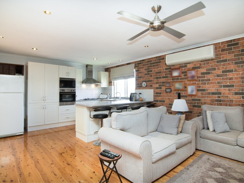 4 Salamaua Place, Glenfield NSW 2167