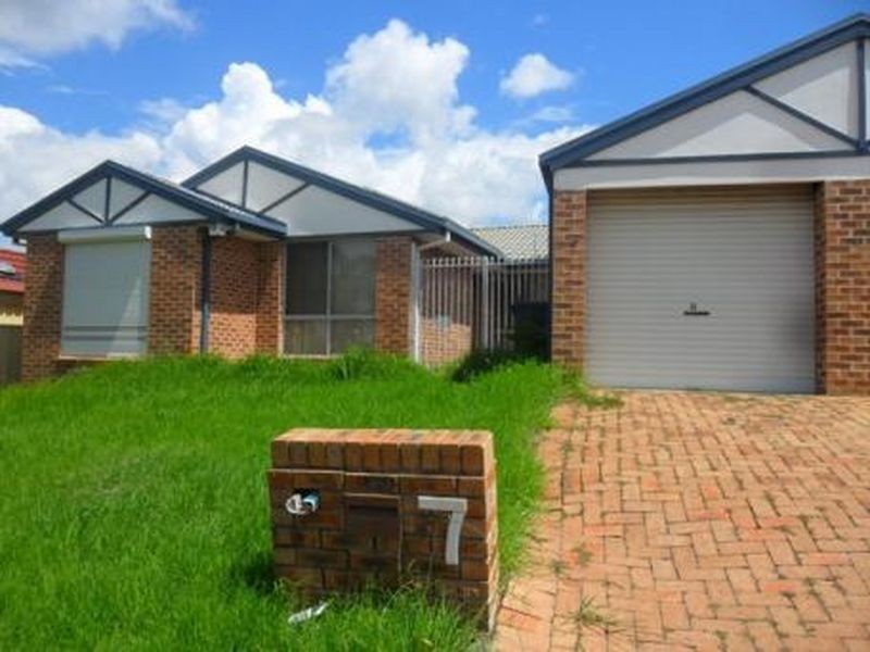 7 McLaren Place, Ingleburn NSW 2565